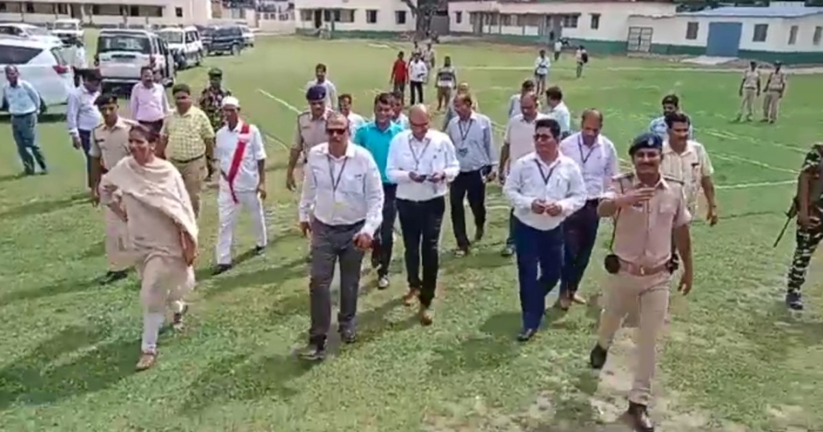 KK Pathak reached Araria and inspected the school, took stoc