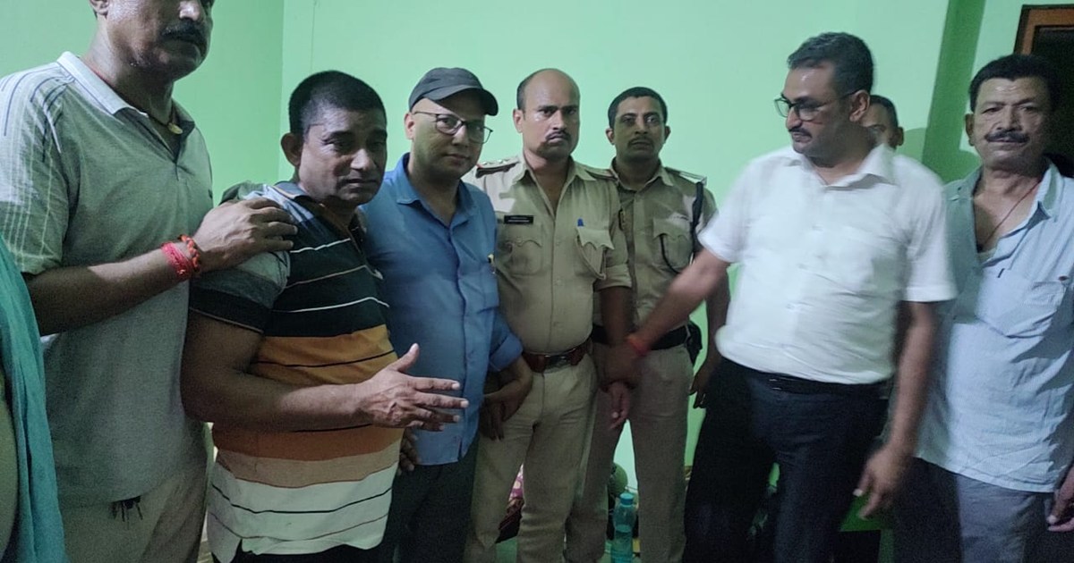 Vigilance arrested the inspector and the watchman red handed