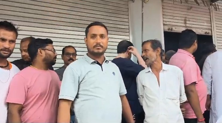 10 lakh looted and robbed in a shop and house at gunpoint in 10 lakh looted and robbed in a shop and house at gunpoint in