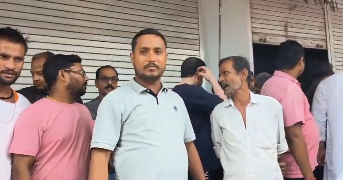 10 lakh looted and robbed in a shop and house at gunpoint in