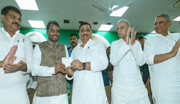 BIHAR POLIITICS: Ram-Ram to Lalu, Shyam Rajak is with Nitish BIHAR POLIITICS: Ram-Ram to Lalu, Shyam Rajak is with Nitish