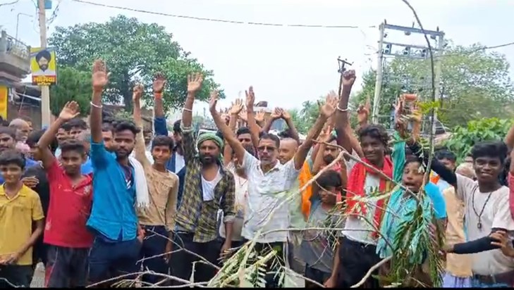 People troubled by waterlogging in Banka blocked the road People troubled by waterlogging in Banka blocked the road