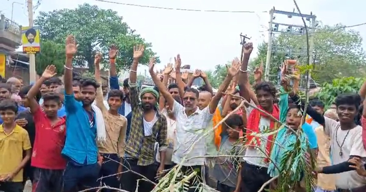 People troubled by waterlogging in Banka blocked the road