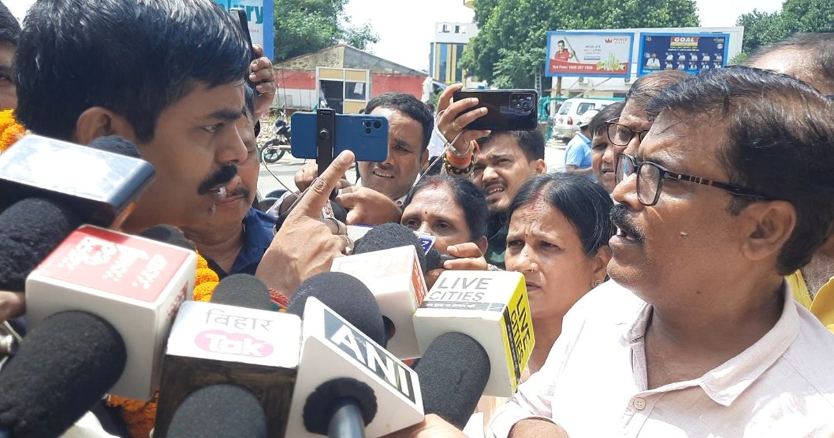 Vittrhit shikshk ne gher liya bjp mlc ko