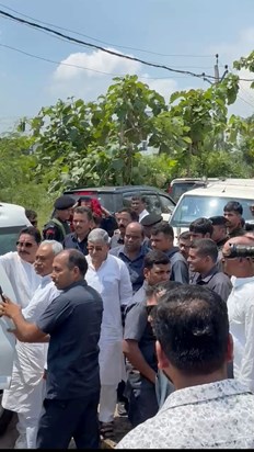 Ise khte hai rajniti cm nitish Anant singh se milne pahuche Ise khte hai rajniti cm nitish Anant singh se milne pahuche