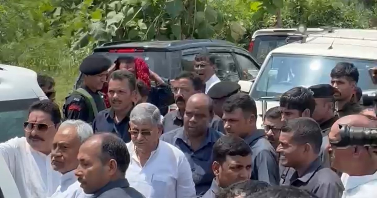 Ise khte hai rajniti cm nitish Anant singh se milne pahuche 