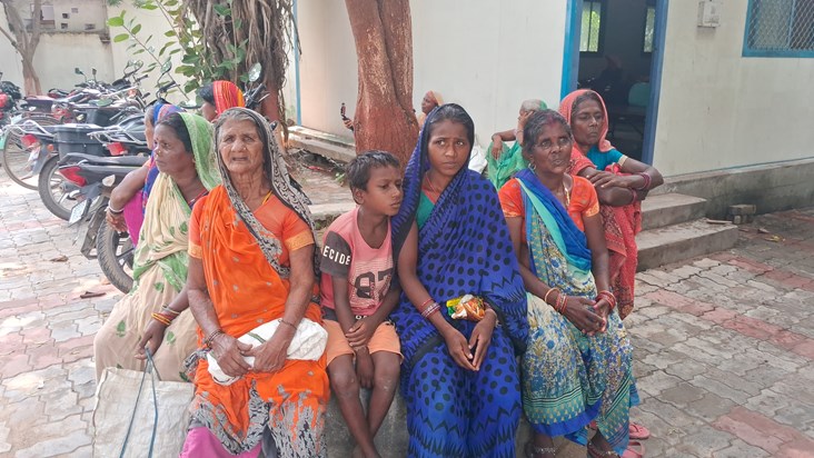 Badh se prabhavit raghopur ki jnta tejasvi se madad mangne p Badh se prabhavit raghopur ki jnta tejasvi se madad mangne p