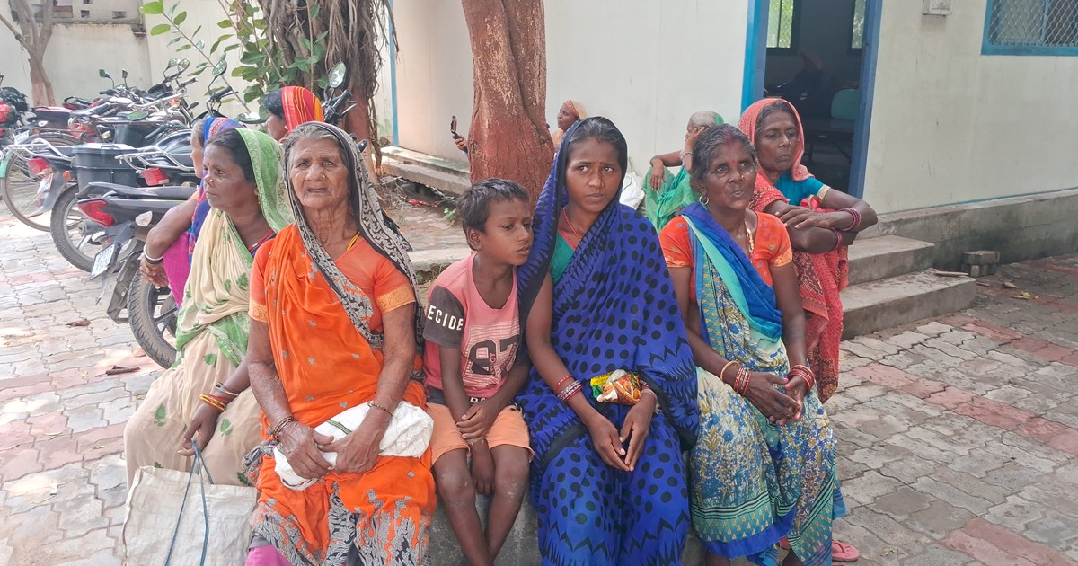 Badh se prabhavit raghopur ki jnta tejasvi se madad mangne p