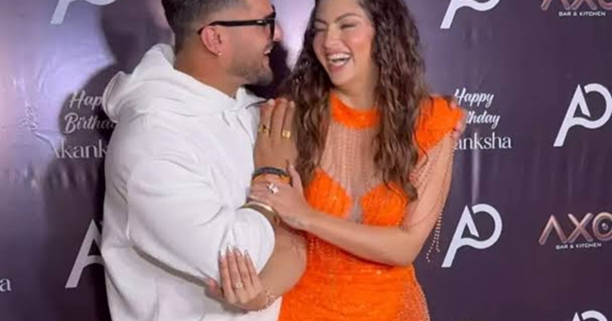 Khesari Lal with Big Boss Fame Akansha Puri 