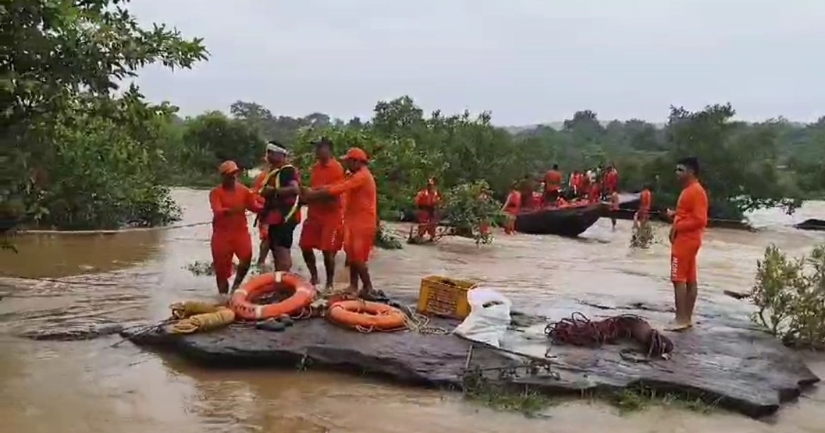 11 tourists who went for a picnic in Kaimur got stuck due to