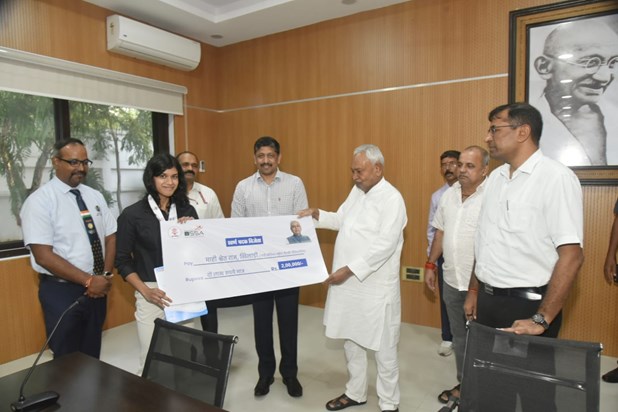 CM Nitish gave the gift of job along with reward to swimmer CM Nitish gave the gift of job along with reward to swimmer