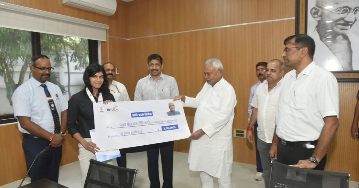 CM Nitish gave the gift of job along with reward to swimmer 