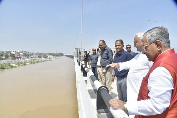 Today again CM Nitish went out to inspect the rising water l