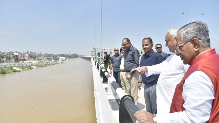 Today again CM Nitish went out to inspect the rising water l
