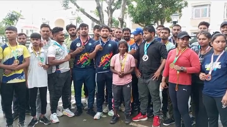 Khiladi ne maidl mntri ke get pr ltkakr laute Khiladi ne maidl mntri ke get pr ltkakr laute