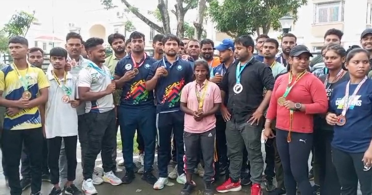 Khiladi ne maidl mntri ke get pr ltkakr laute