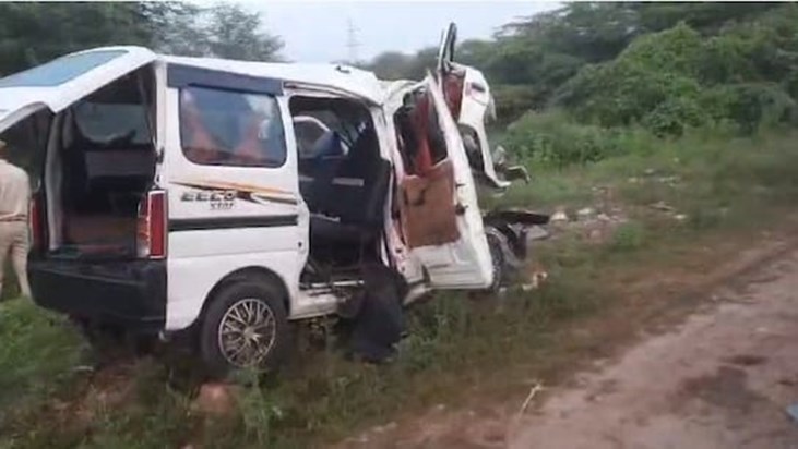 Car and dumper collide violently, 6 dead, 3 injured Car and dumper collide violently, 6 dead, 3 injured