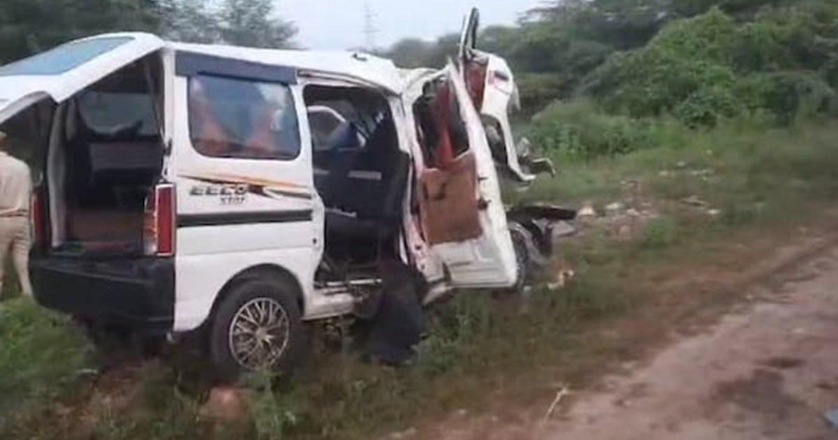 Car and dumper collide violently, 6 dead, 3 injured
