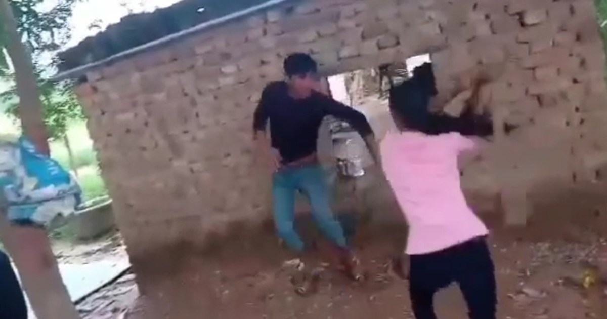 A girl student beat up a man who was harassing her with a st