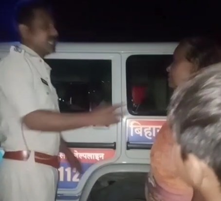 A thief who entered a house in West Champaran was caught red A thief who entered a house in West Champaran was caught red