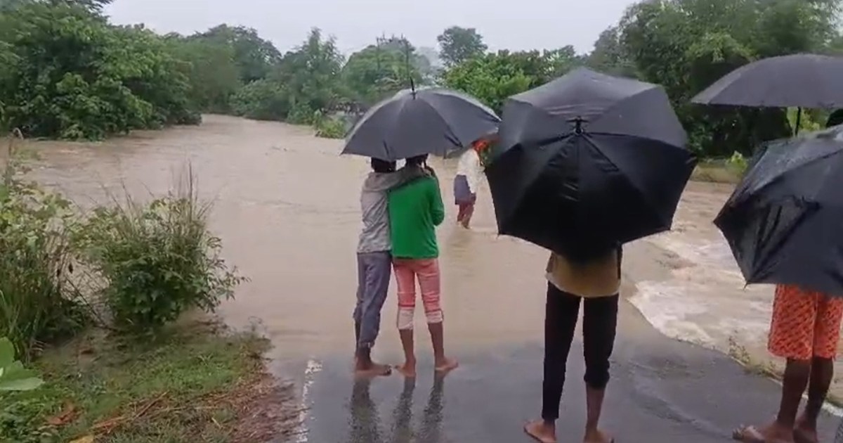 Today a bridge broke down in West Champaran, river stream is