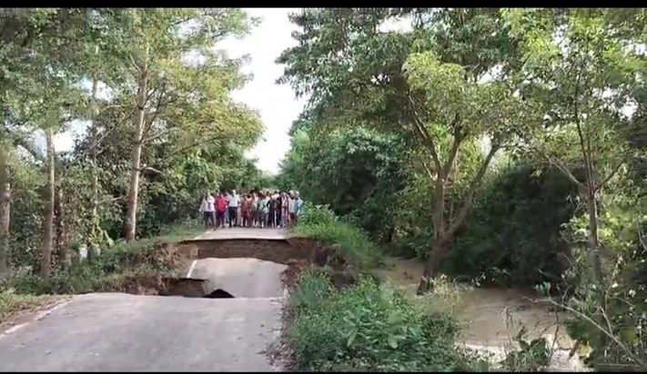 Water entered many villages due to the breaking of embankmen Water entered many villages due to the breaking of embankmen