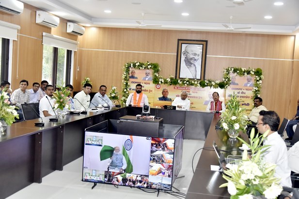CM Nitish also joined online in PM Modi's Vande Bharat train CM Nitish also joined online in PM Modi's Vande Bharat train