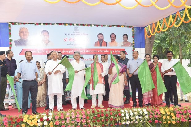 Cm nitish ne pashu mobaile asptal ko hari jhndi dikhalr kiya
