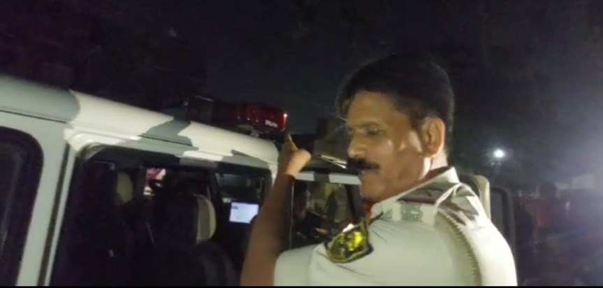 Dial 112 policemen were dealing with a drunkard in Patna whe Dial 112 policemen were dealing with a drunkard in Patna whe