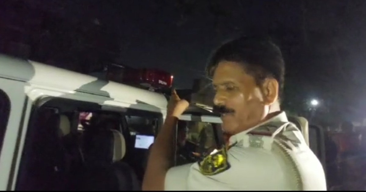 Dial 112 policemen were dealing with a drunkard in Patna whe