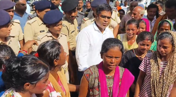 Dozens of tribal women reached Katihar Collectorate to commi Dozens of tribal women reached Katihar Collectorate to commi