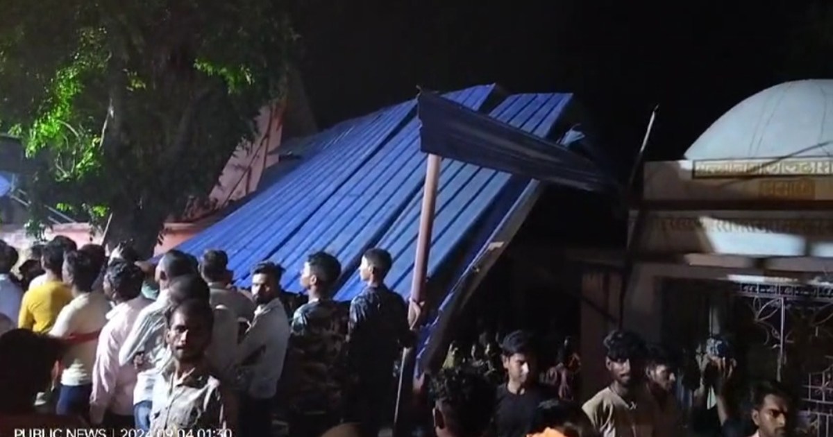 Crowd climbed on the roof of the building to watch the orche