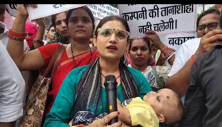 Guest teachers in Motihari started agitation over pending sa