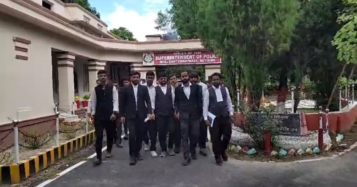 An army of lawyers reached Motihari SP office to complain ag