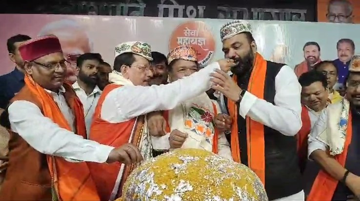 Nrendra modi ka 74va jnm din mnaya gya bjp karyaly me