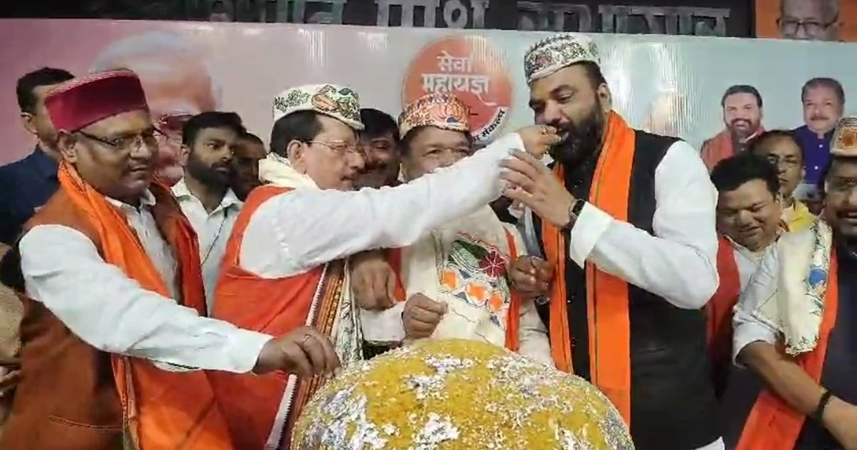 Nrendra modi ka 74va jnm din mnaya gya bjp karyaly me