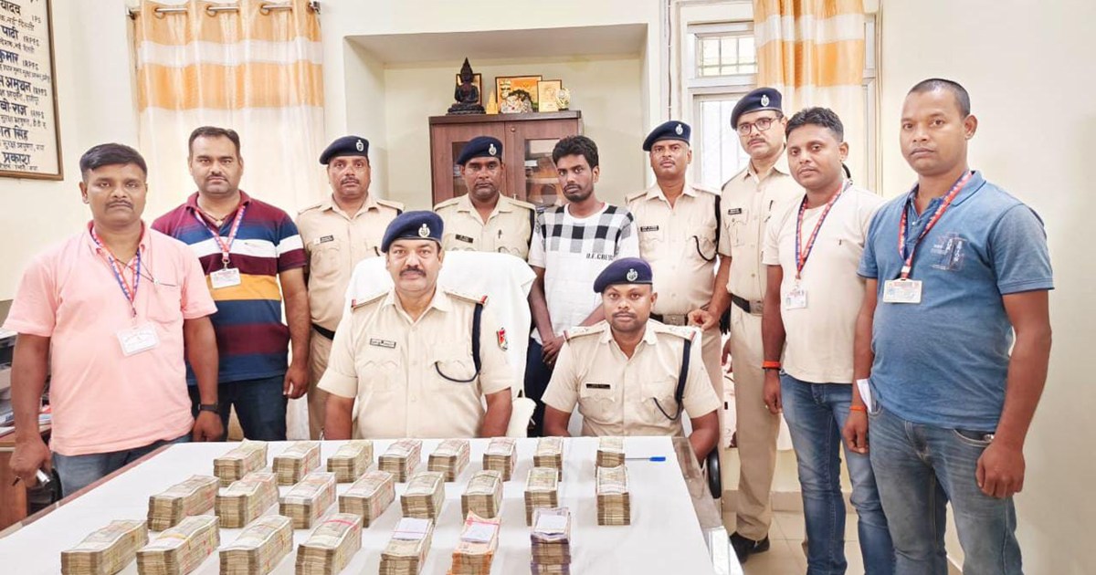 A passenger arrested from Gaya Junction with more than 54 la