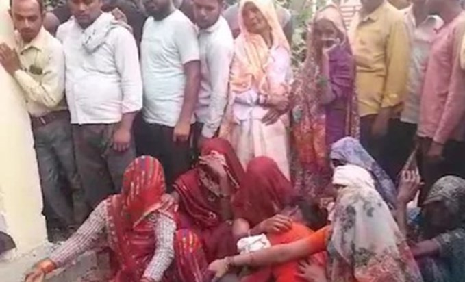 A pickup van ran over 9 people sitting on the roadside, 5 di