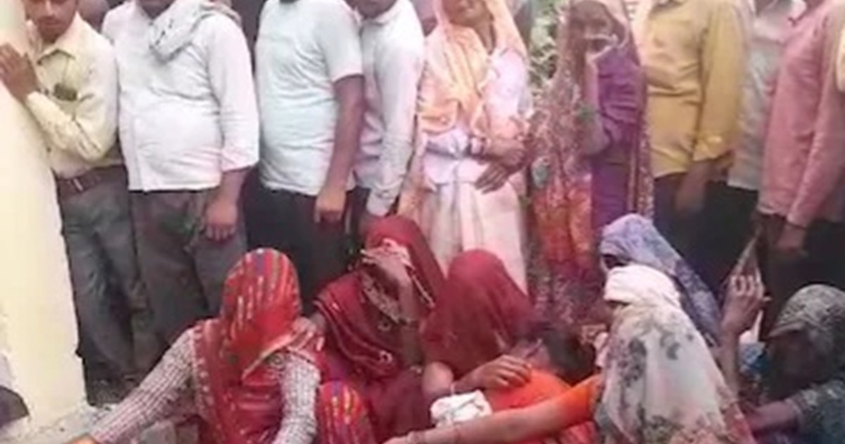 A pickup van ran over 9 people sitting on the roadside, 5 di