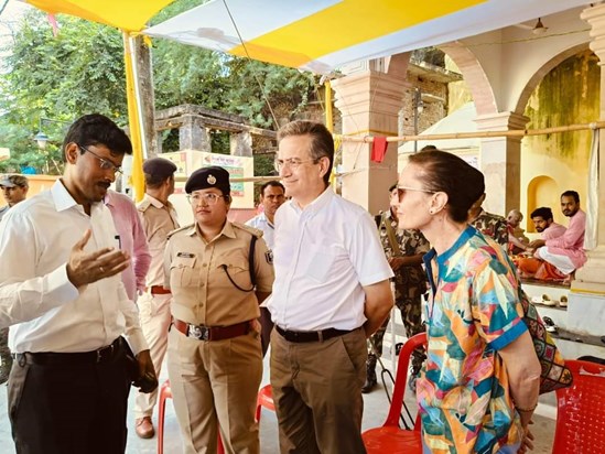 The French ambassador arrived to see closely the tradition o The French ambassador arrived to see closely the tradition o