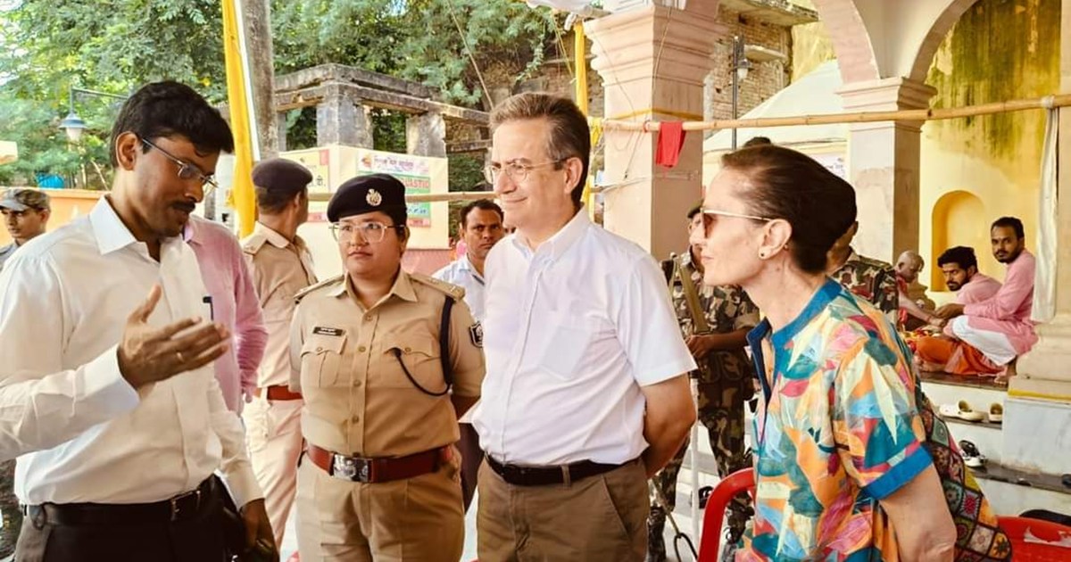 The French ambassador arrived to see closely the tradition o