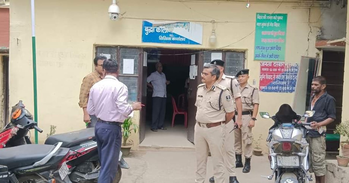 Patna SSP Rajiv Mishra himself came out on the road early in