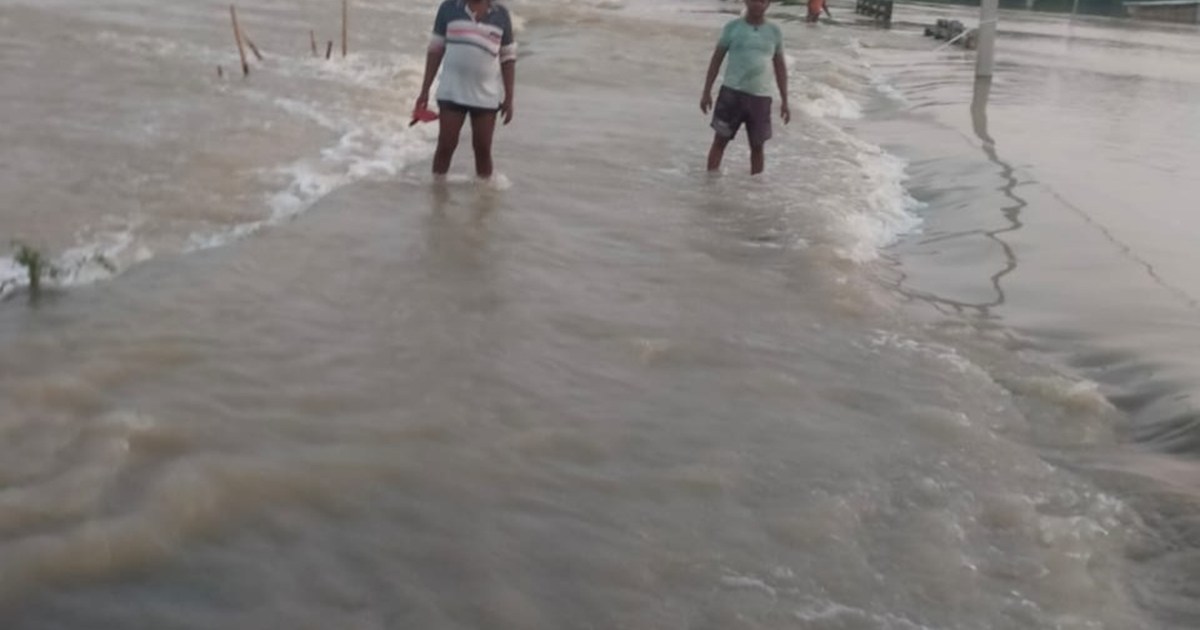 The furious form of Ganga washed away a culvert in Munger, p