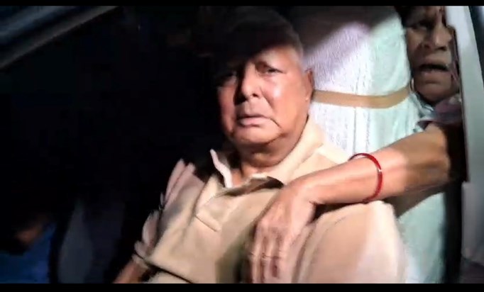 Lalu yadv singapur se medikl chekap krakr laute patna Lalu yadv singapur se medikl chekap krakr laute patna