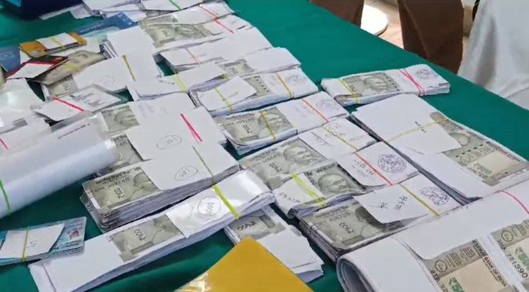 Patna police recovered 10 lakh fake notes and several fake d Patna police recovered 10 lakh fake notes and several fake d