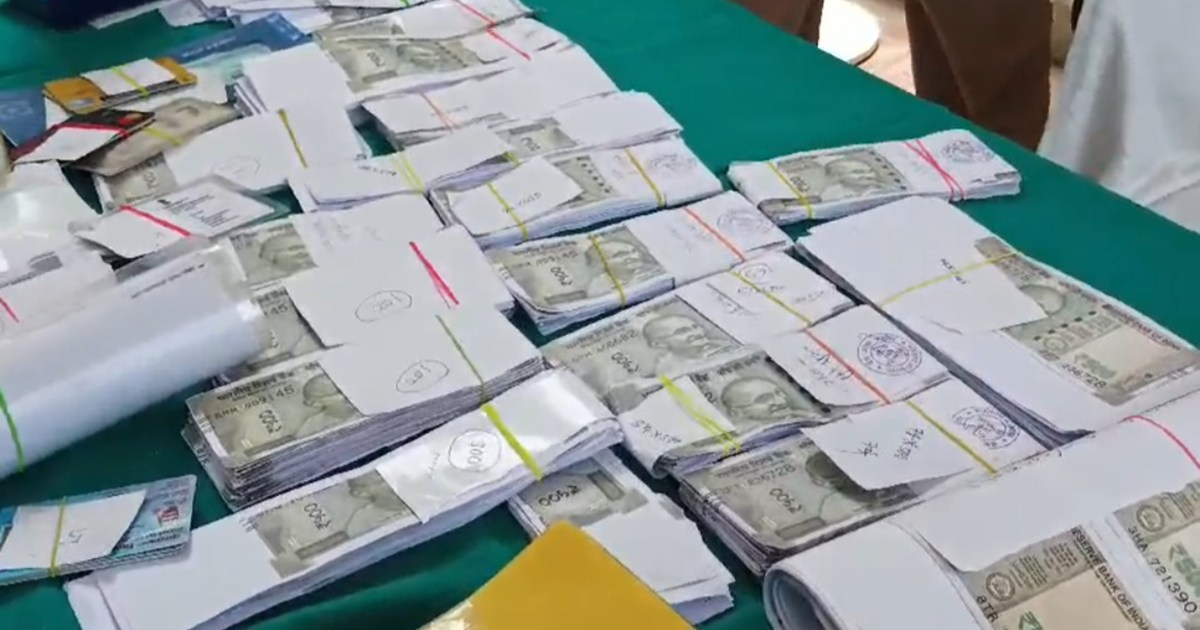 Patna police recovered 10 lakh fake notes and several fake d