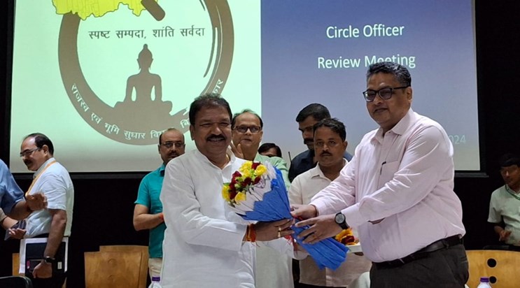 Revenue and Land Reforms Minister Dilip Jaiswal gave strict Revenue and Land Reforms Minister Dilip Jaiswal gave strict