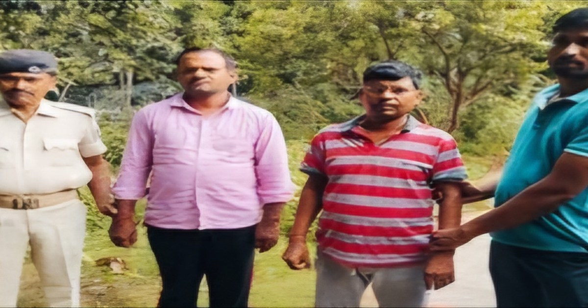 Maharajganj DCLR and his  clerk caught red handed