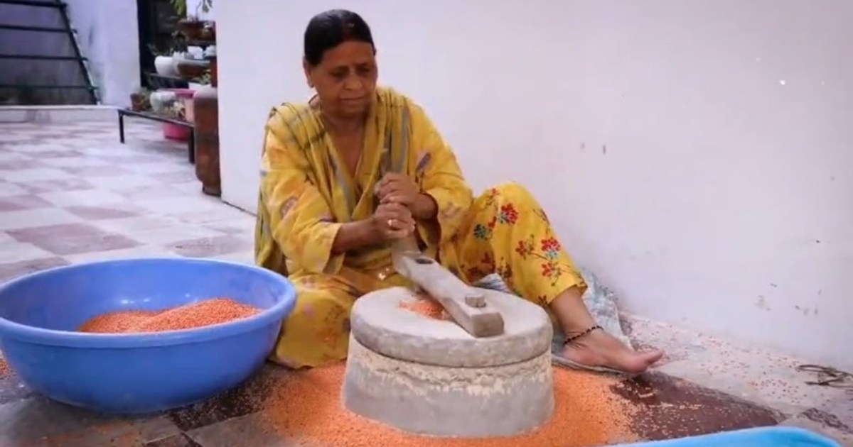 Purv mukhymntri rabdi devi Gav ki andaj me jata chlati dikhi