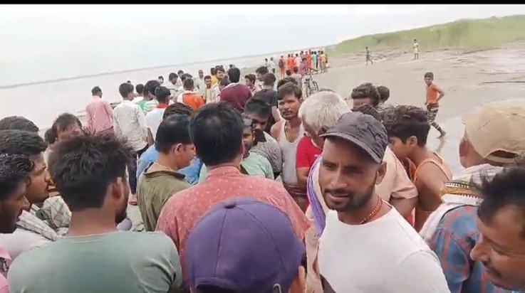 In Gopalganj, a CRPF jawan pushed his wife from a bridge int